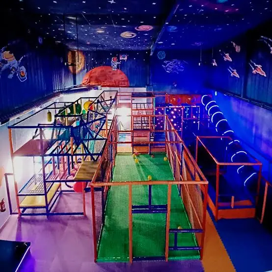 Zona de juegos con decoración espacial de Planeta Laguna