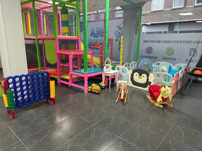 Parque de bolas y zona infantil de Sala Delis